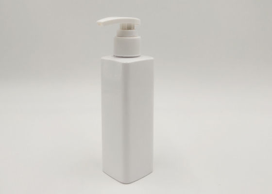 Kwadratowa butelka z mleczkiem w kolorze białym z pompką do balsamu