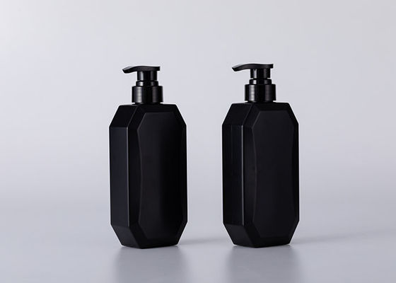 Czarna plastikowa butelka o pojemności 500 ml do pakowania kosmetyków